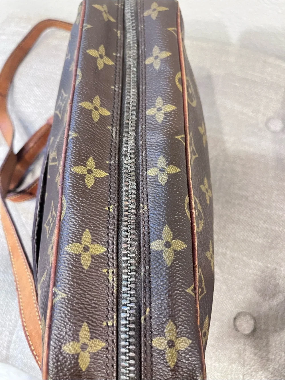 LOUIS VUITTON MONOGRAM UNISEX CROSSBODY BAG.